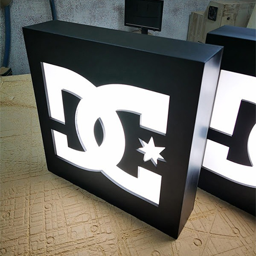 Letrero caja de luz con logo